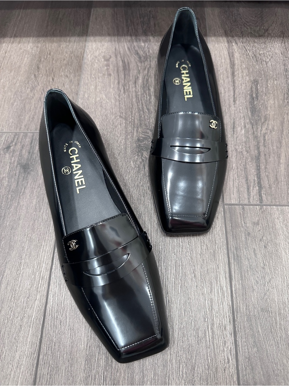 2026 CHANEL BLACK LEATHER SQUARE TOE LOAFERS SHOES GOLD CC LOGO size 38 BLAZY